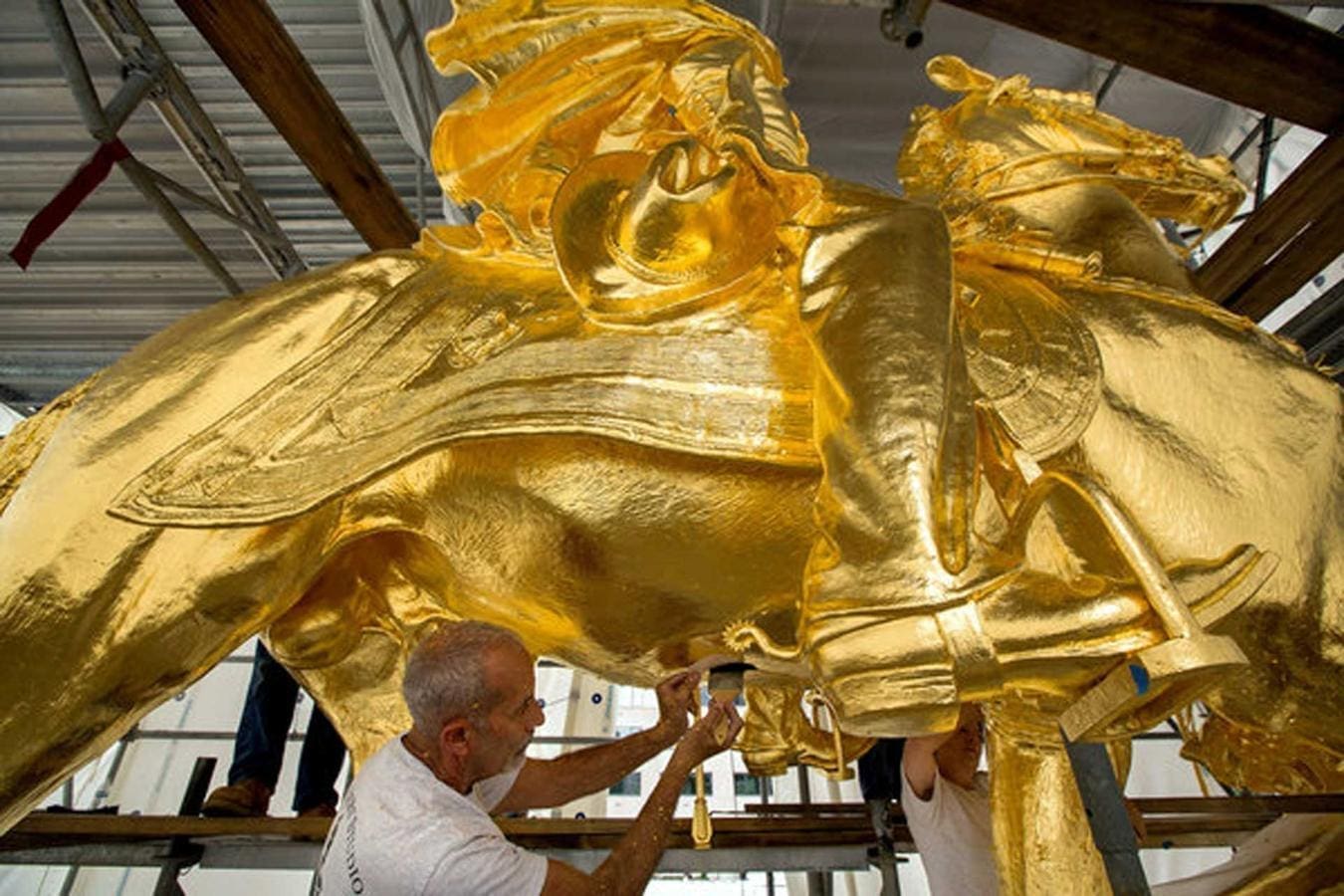 Gold Leaf Statue Decoration in Central Park Giusto Battiloro